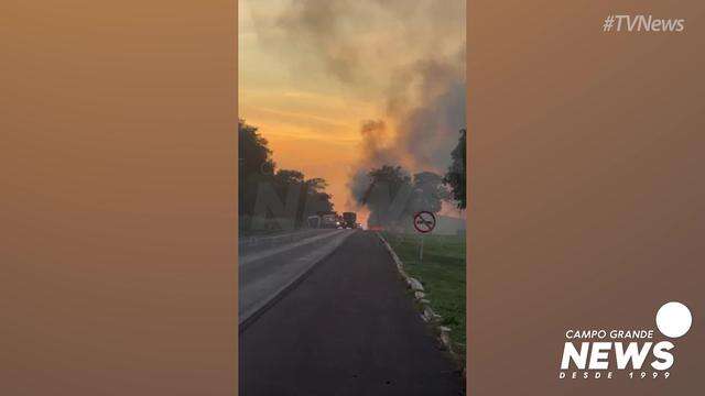 Carreta pegando fogo na rodovia