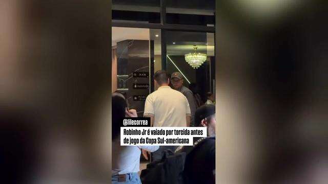 Robinho Júnior foi alvo de vaias por parte de torcedores na saída do hotel, em Pedro Juan Caballero