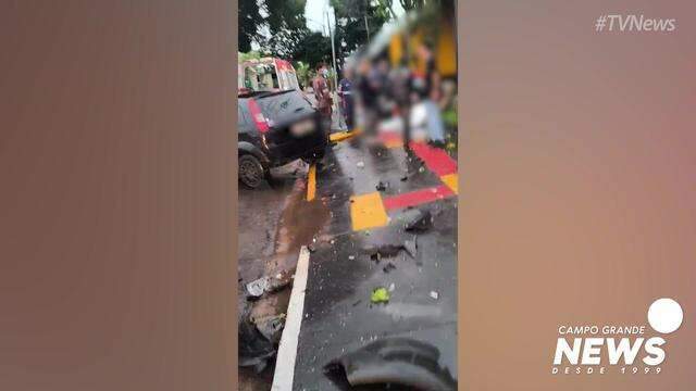 Acidente deixou estragos na rua