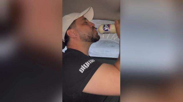 Em vídeo, Leonardo brinca ao consumir iogurte em embalagem de detergente