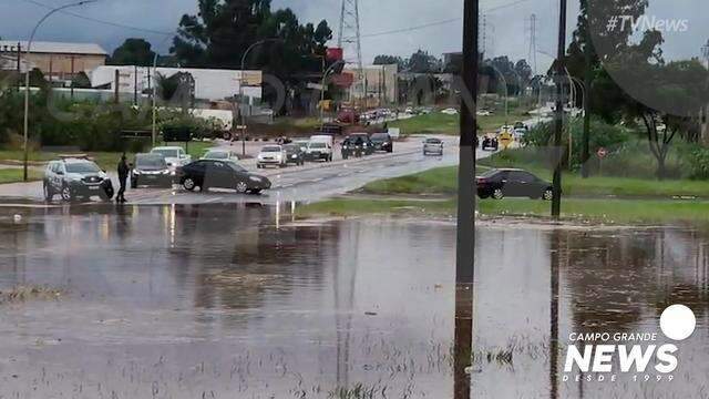 Pancada de chuva alaga viaduto da Avenida João Arinos 