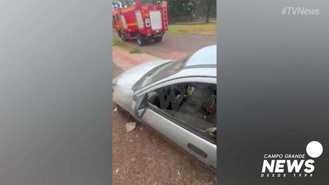 Corsa fica destruído após bater em poste na Capital