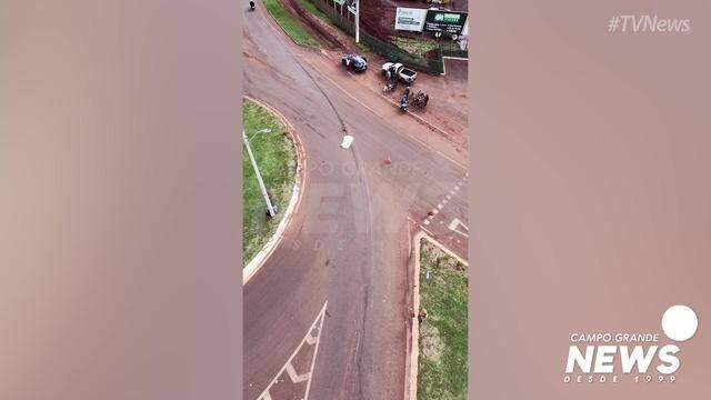 Caminhão mata mulher e arrasta moto