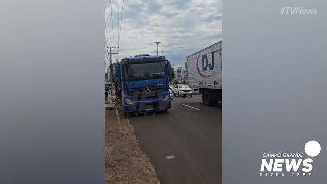 Caminhão estacionado sobre faixa amarela na Joaquim Murtinho