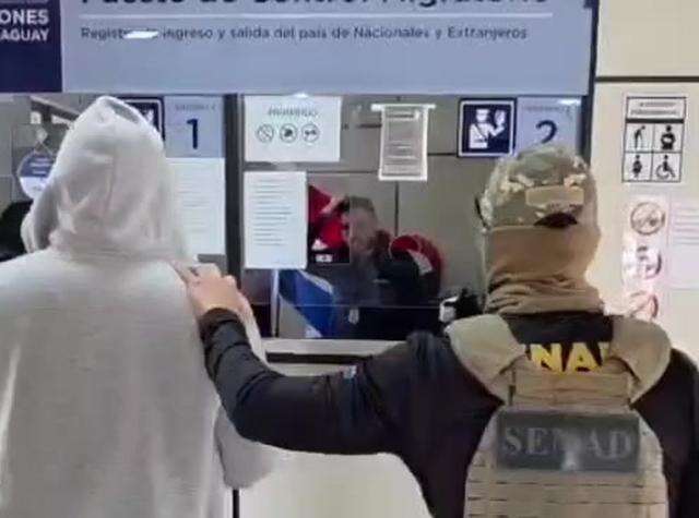 Momento em que preso é entregue à PF