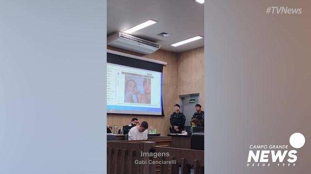 Vídeo mostra foto das vítimas durante julgamento de João Augusto
