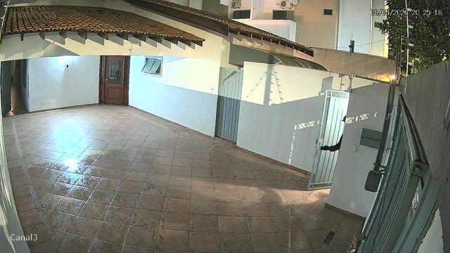 Casa foi invadida por dupla presa