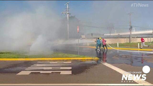 Bombeiros apagando fogo de ambulância