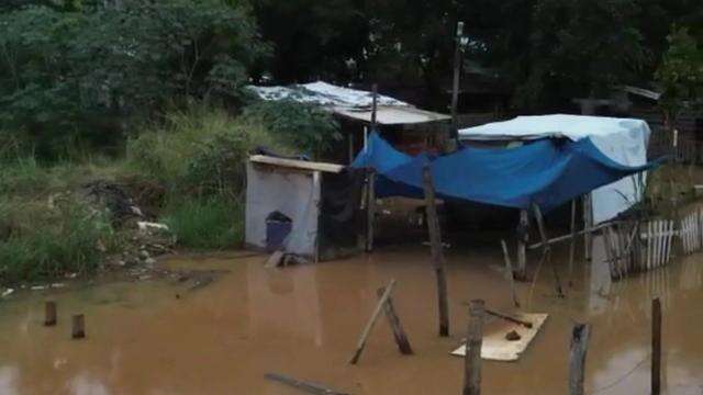 Comunidade Vitória com ruas alagadas durante a chuva