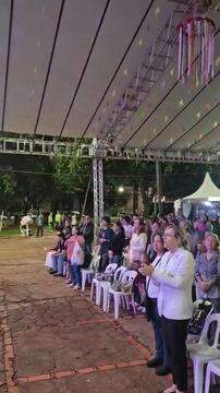 Fiéis durante louvor na Praça do Rádio 