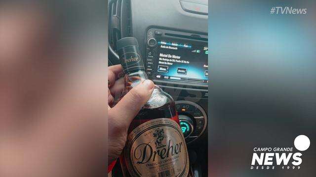 Antes de causar acidente, motorista postou vídeo segurando whisky ao volante