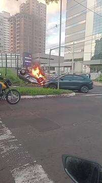Carro capota e pega fogo