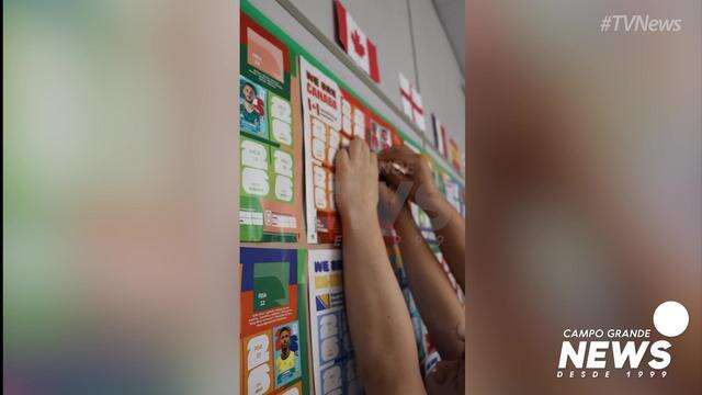 Animados, alunos da Pestalozzi interagem com a Copa e colam figurinhas em álbum