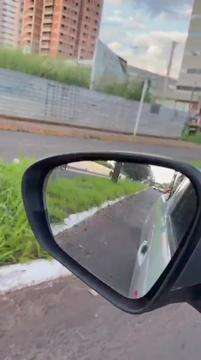 Carro capota e pega fogo