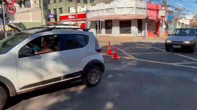 Viatura da PM pega fogo na Avenida Afonso Pena