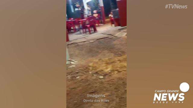 Bombeiros chegam para socorrer jovem morto em bar