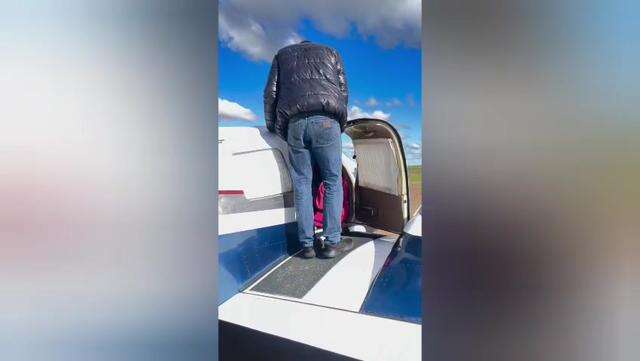 Em última homenagem, esposa de piloto mostra momento dele com a filha