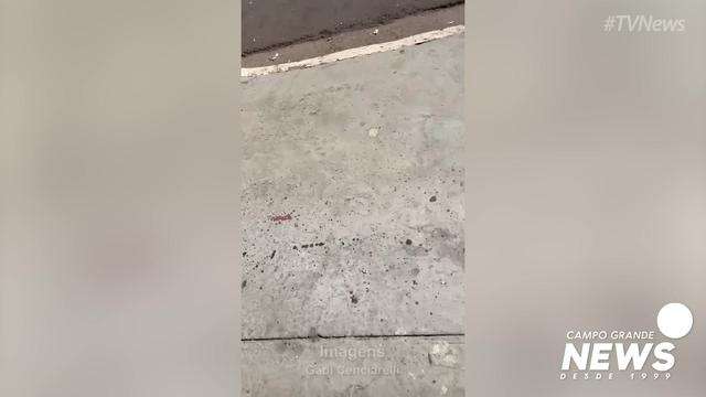 Sangue da vítima atingida a facadas no Centro