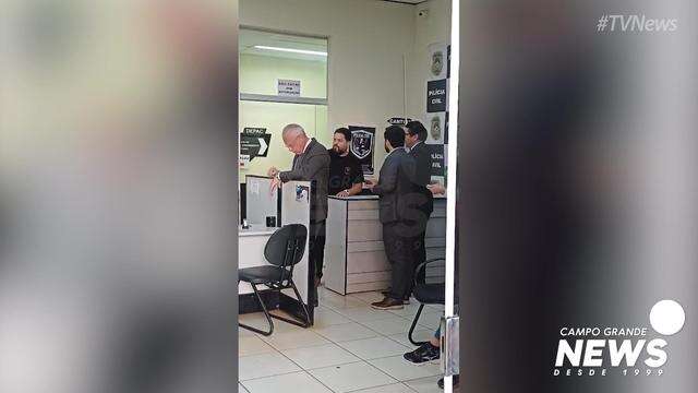 Advogados discutem com policial em delegacia