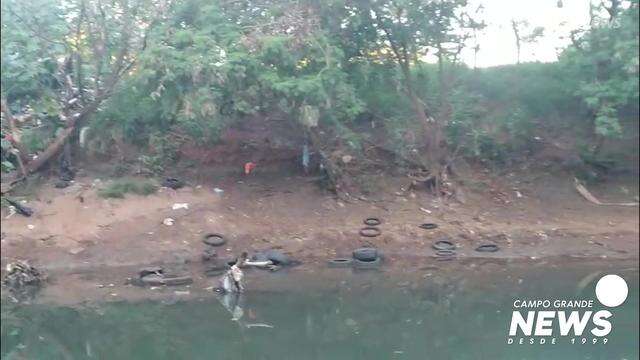 Lixo e pneus jogados em rio da Ernesto Geisel