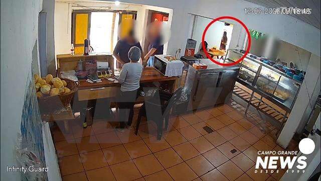 Câmera de lanchonete mostra adolescente pela manhã