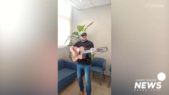Após comoção na internet, compositor reencontra violão que caiu na BR-163