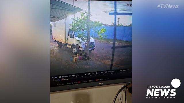 Dupla suspeita de execução passando de moto