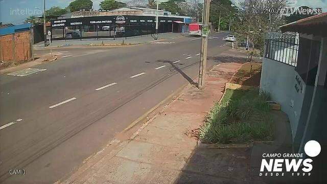 Câmera de segurança registrou mulher sendo atropelada