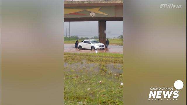 Viaduto alagado no Pedrossian