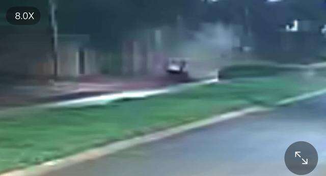 Carro atinge muro de casa e capota