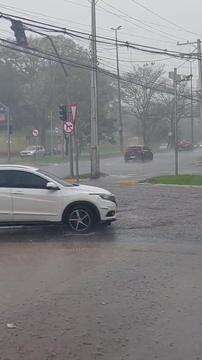 Chuva forte que atinge Campo Grande na tarde desta segunda-feira