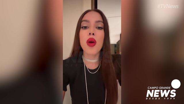 Anitta cantando trecho da música Oke
