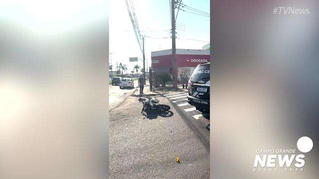 Colisão entre viatura e moto deixa trânsito lento na Av. Eduardo Elias Zahran