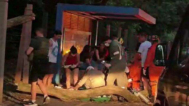 Corpo de Bombeiros socorrendo vítima no Parque dos Poderes