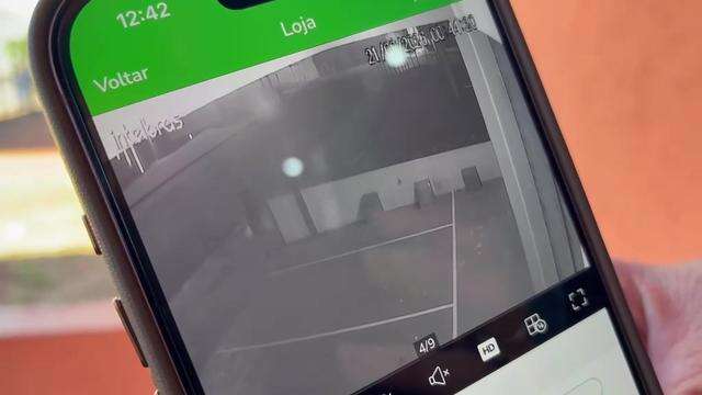 Homem entrando em local onde corpo foi encontrado