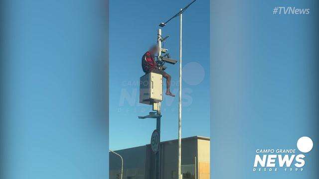 Homem é flagrado furtando fios na Av. Fábio Zahran