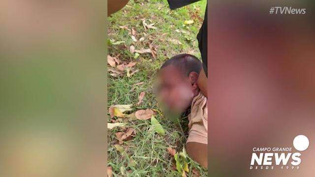 Ladrão sendo contido por policial militar e morador do bairro