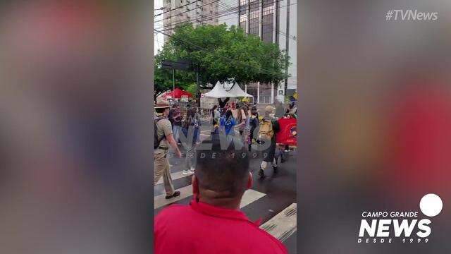 Escoteiros e Desbravadores desfilam na Rua 13 de Maio