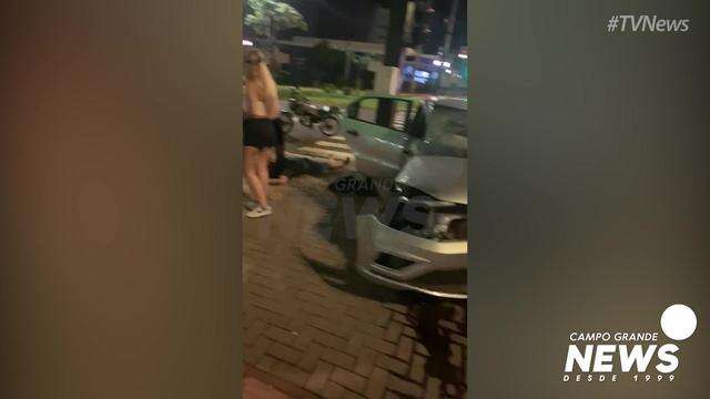 Colisão deixou dois carros destruídos na Afonso Pena
