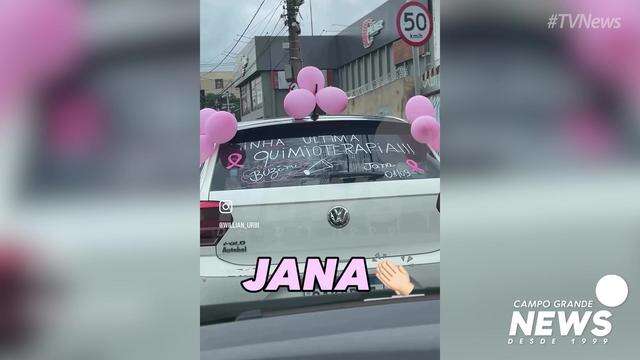 Jana começa o mês celebrando pela cidade sua última quimioterapia
