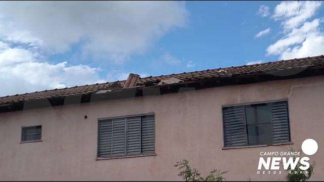 Ventania destelha casa em Naviraí
