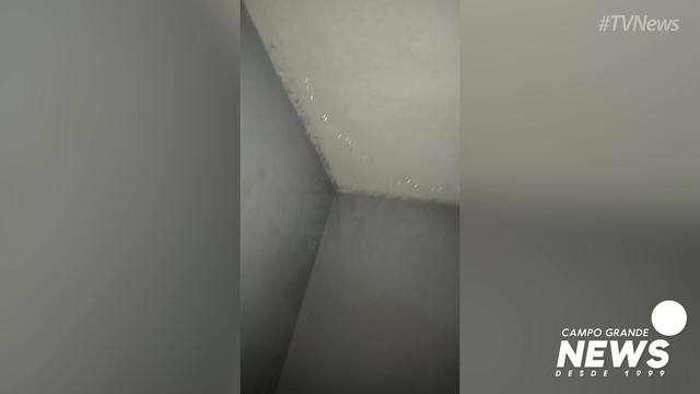Moradora de condomínio mostra estrago em apartamento