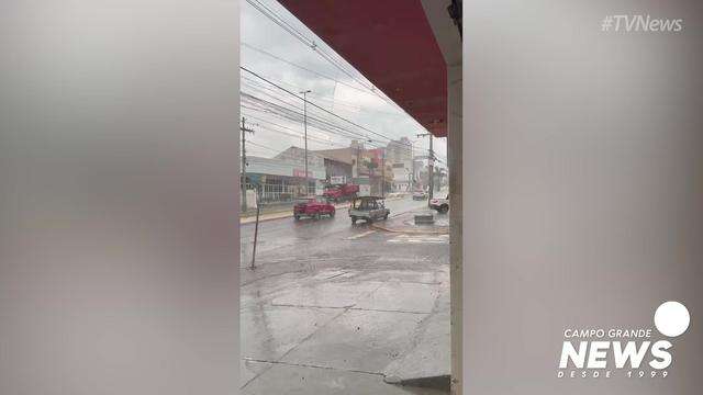 Chuva na manhã de sábado em bairros de Campo Grande