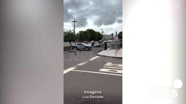 Carro capota em trecho no Jardim dos Estados