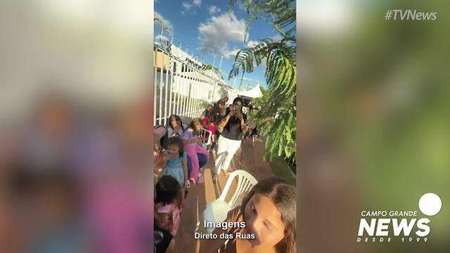 Fiéis formavam fila para ver Leonardo Sale