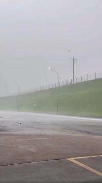 Vento e chuva causam estragos em Água Clara neste sábado