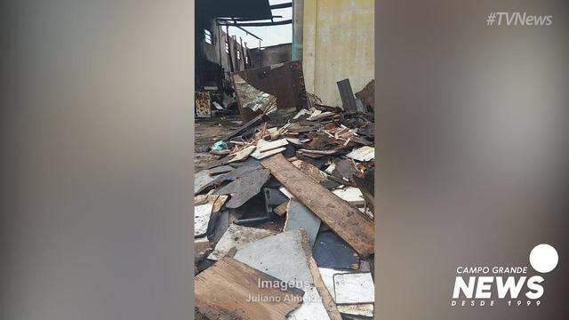 Destruição em marcenaria após incêndio