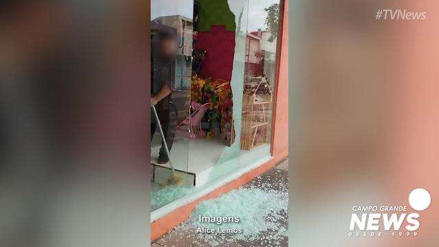 Funcionária limpando loja
