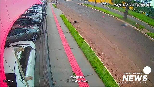 Câmera registrou momento em que motociclista sobe canteiro e bate em árvore