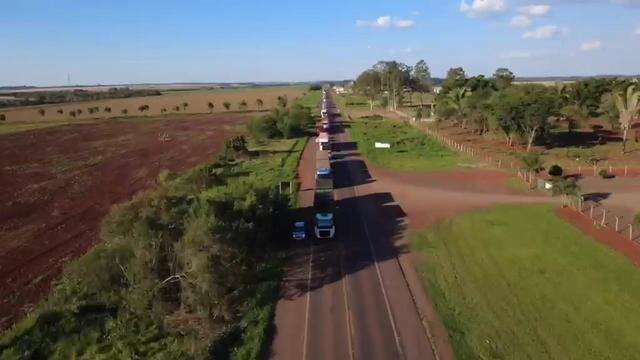 Vista aérea da BR-060 após tombamento de carreta com grãos